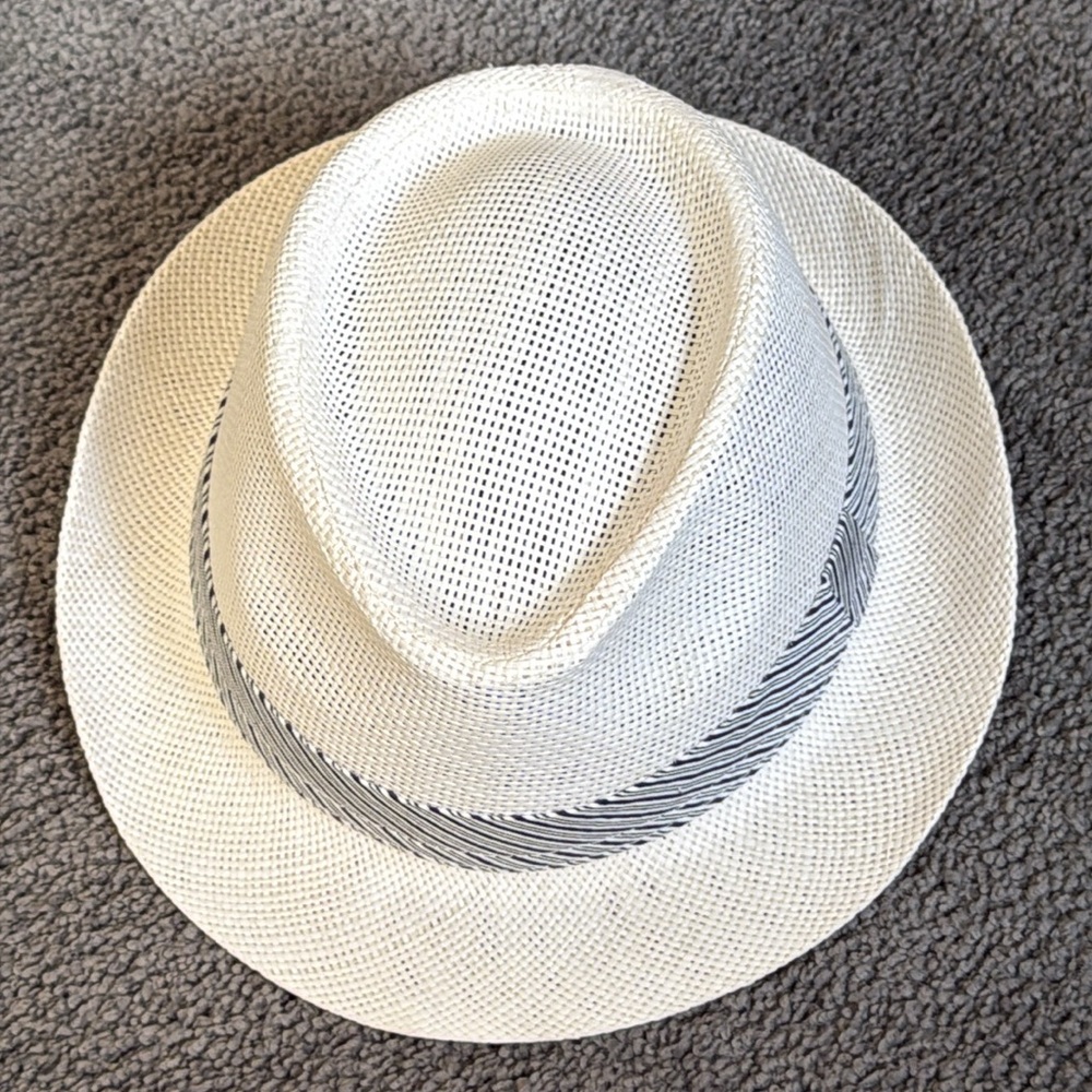 NWOT-UBI Men’s White Mesh Fedora Hat. Black & Tan Stripe Hat Band. Size M/L.